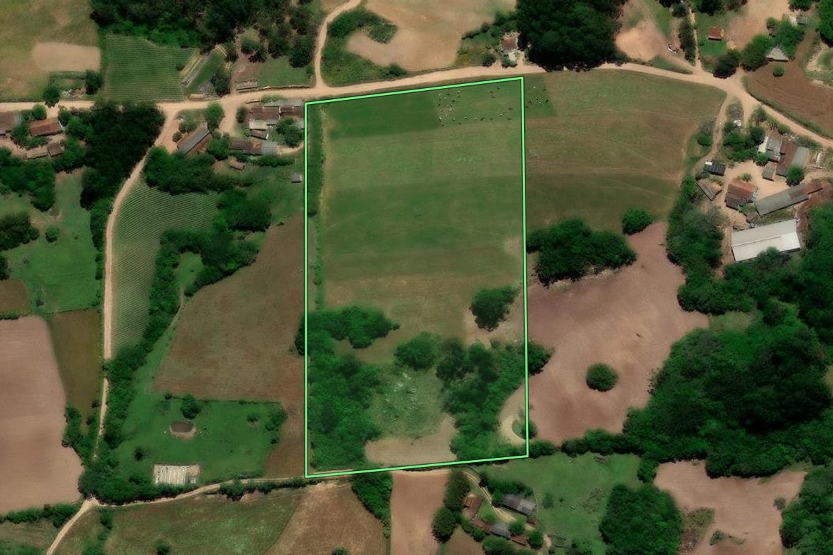 Imagem de satélite do imóvel rural em Pelotas (RS), com o contorno declarado no CAR desenhado por cima.