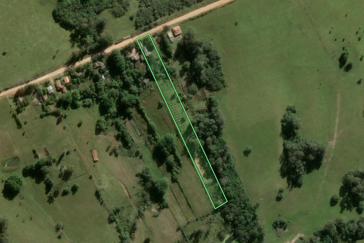 Imagem de satélite do imóvel rural em Pelotas (RS), com o contorno declarado no CAR desenhado por cima.