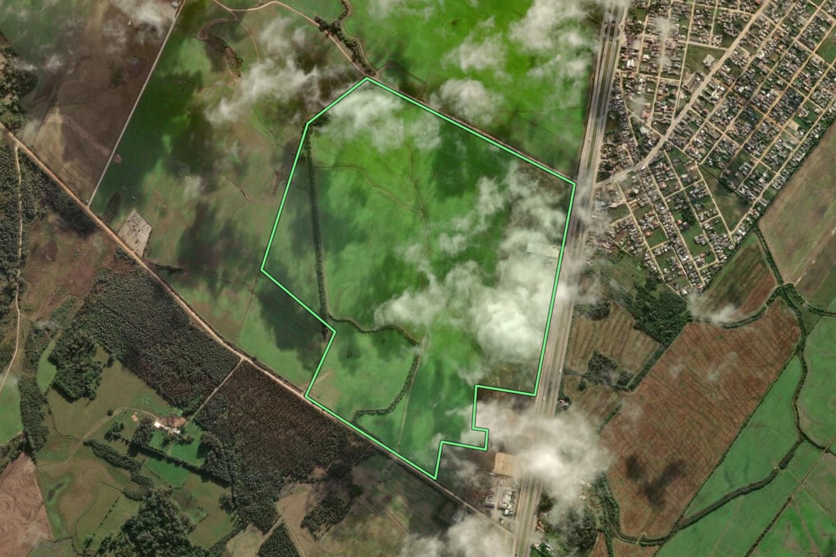 Imagem de satélite do imóvel rural em Pelotas (RS), com o contorno declarado no CAR desenhado por cima.