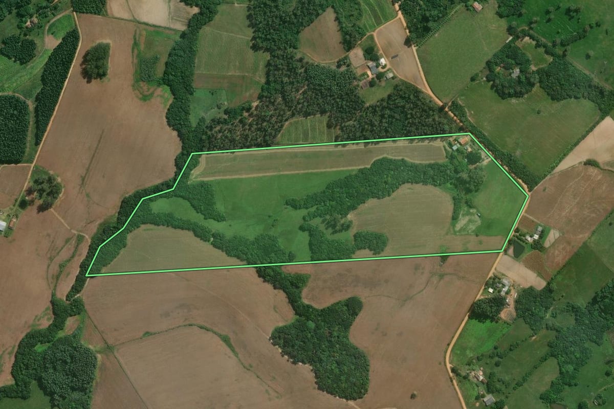 Imagem de satélite do imóvel rural em Pelotas (RS), com o contorno declarado no CAR desenhado por cima.