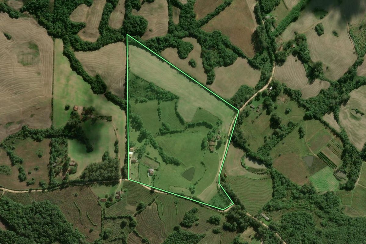 Imagem de satélite do imóvel rural em Pelotas (RS), com o contorno declarado no CAR desenhado por cima.