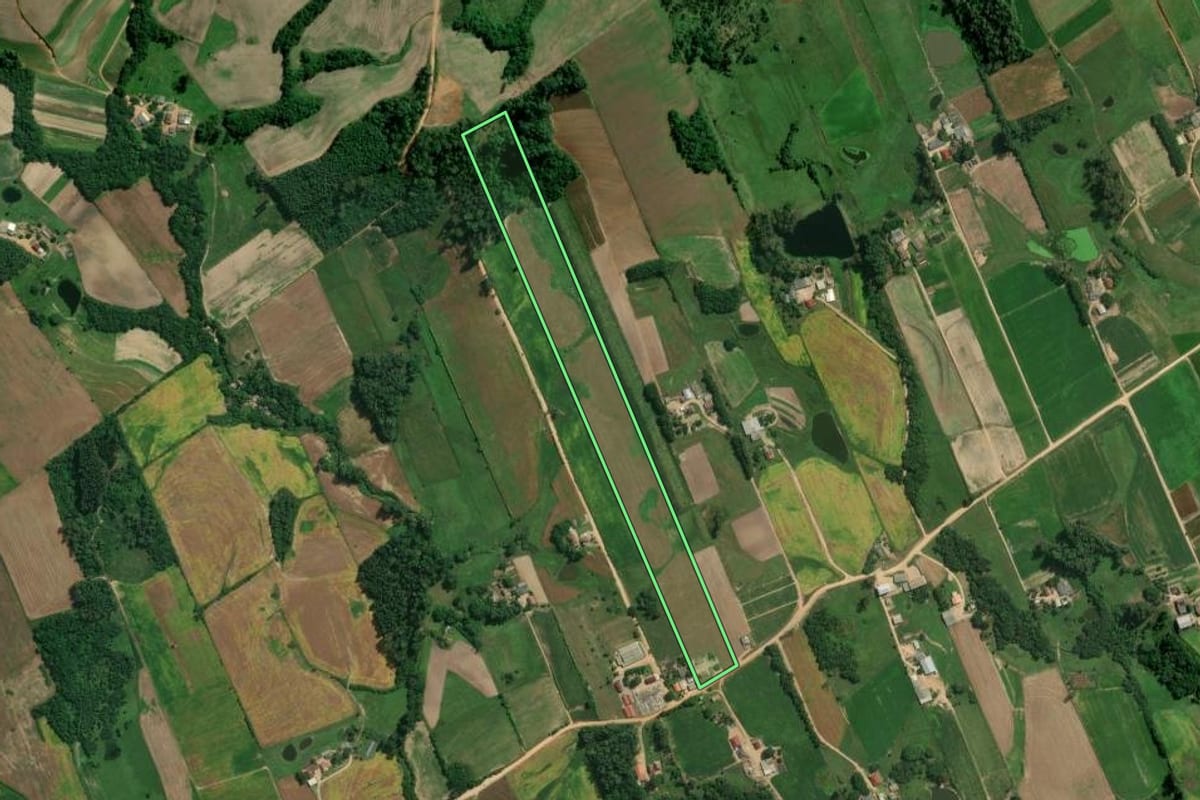 Imagem de satélite do imóvel rural em Pelotas (RS), com o contorno declarado no CAR desenhado por cima.
