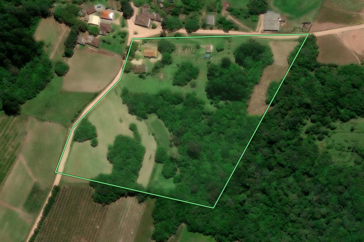 Imagem de satélite do imóvel rural em Pelotas (RS), com o contorno declarado no CAR desenhado por cima.