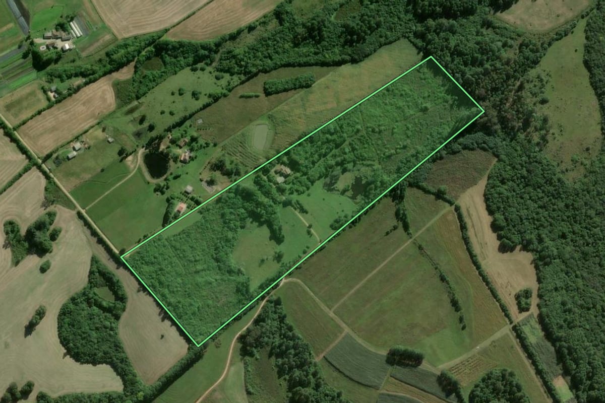 Imagem de satélite do imóvel rural em Pelotas (RS), com o contorno declarado no CAR desenhado por cima.