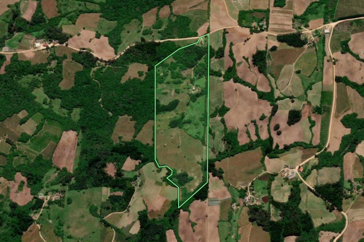 Imagem de satélite do imóvel rural em Pelotas (RS), com o contorno declarado no CAR desenhado por cima.