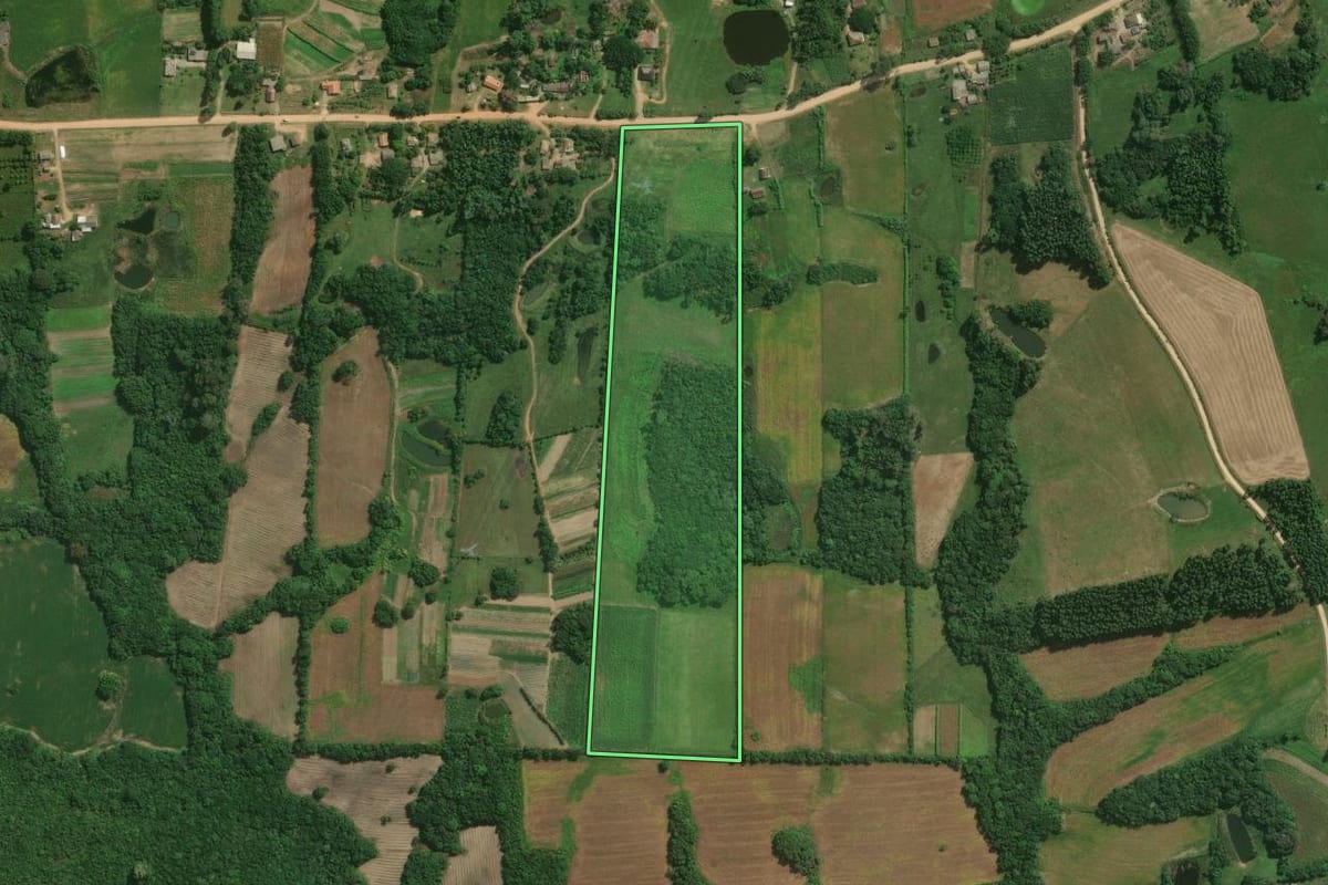 Imagem de satélite do imóvel rural em Pelotas (RS), com o contorno declarado no CAR desenhado por cima.