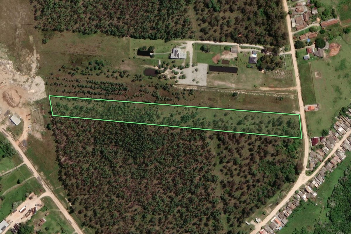 Imagem de satélite do imóvel rural em Pelotas (RS), com o contorno declarado no CAR desenhado por cima.