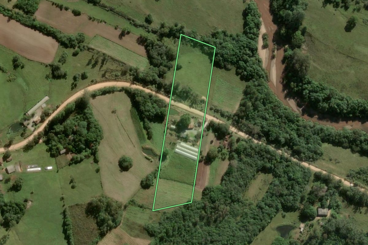 Imagem de satélite do imóvel rural em Pelotas (RS), com o contorno declarado no CAR desenhado por cima.