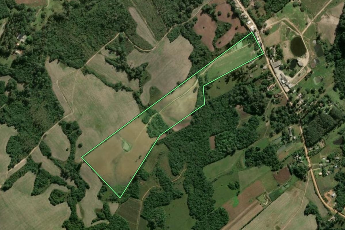 Imagem de satélite do imóvel rural em Pelotas (RS), com o contorno declarado no CAR desenhado por cima.