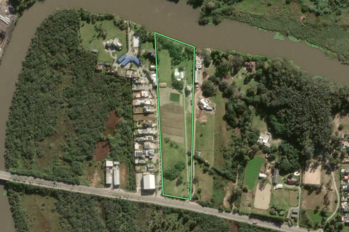 Imagem de satélite do imóvel rural em Pelotas (RS), com o contorno declarado no CAR desenhado por cima.