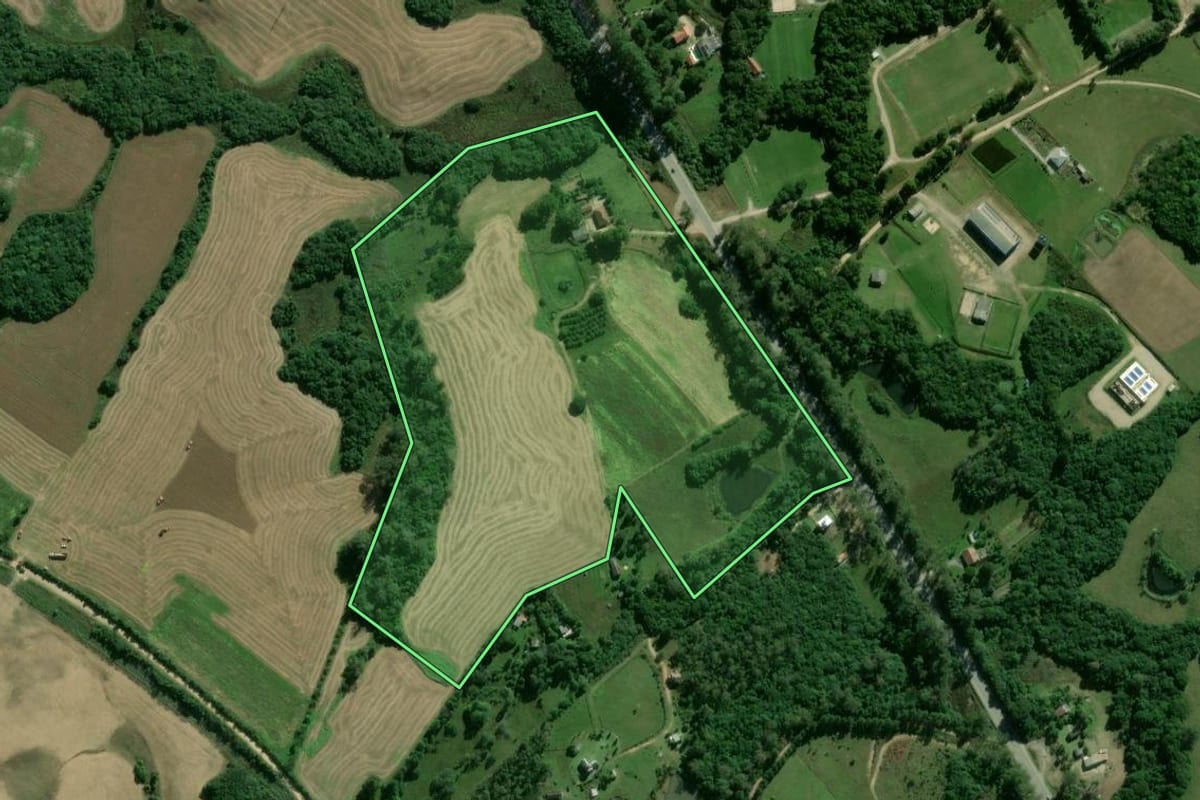 Imagem de satélite do imóvel rural em Pelotas (RS), com o contorno declarado no CAR desenhado por cima.