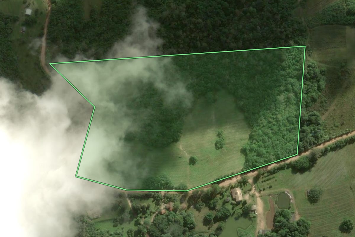 Imagem de satélite do imóvel rural em Pelotas (RS), com o contorno declarado no CAR desenhado por cima.
