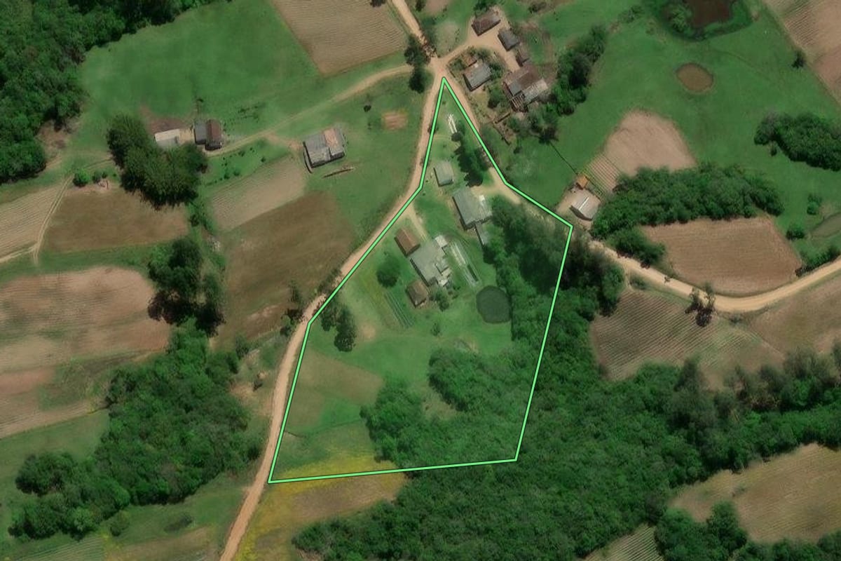 Imagem de satélite do imóvel rural em Pelotas (RS), com o contorno declarado no CAR desenhado por cima.
