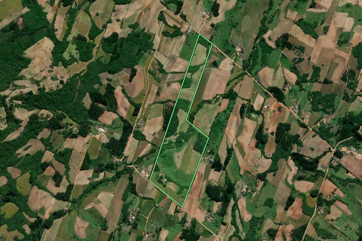 Imagem de satélite do imóvel rural em Pelotas (RS), com o contorno declarado no CAR desenhado por cima.