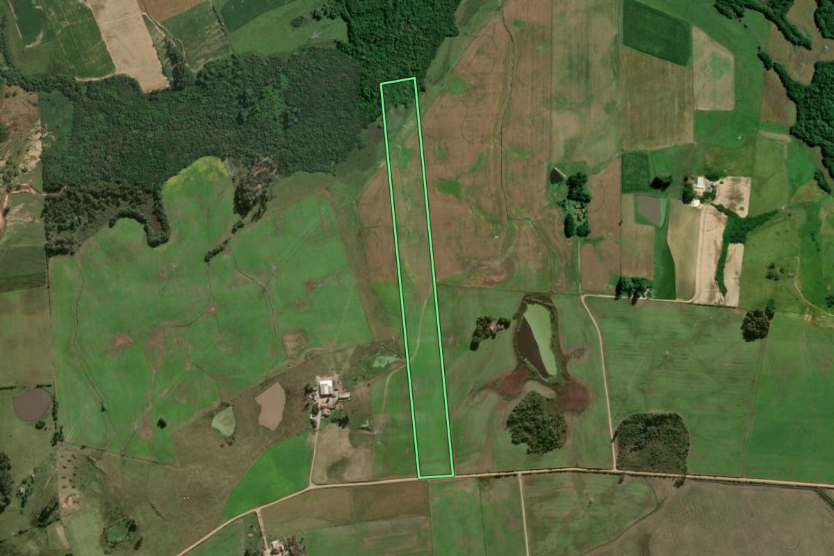 Imagem de satélite do imóvel rural em Pelotas (RS), com o contorno declarado no CAR desenhado por cima.