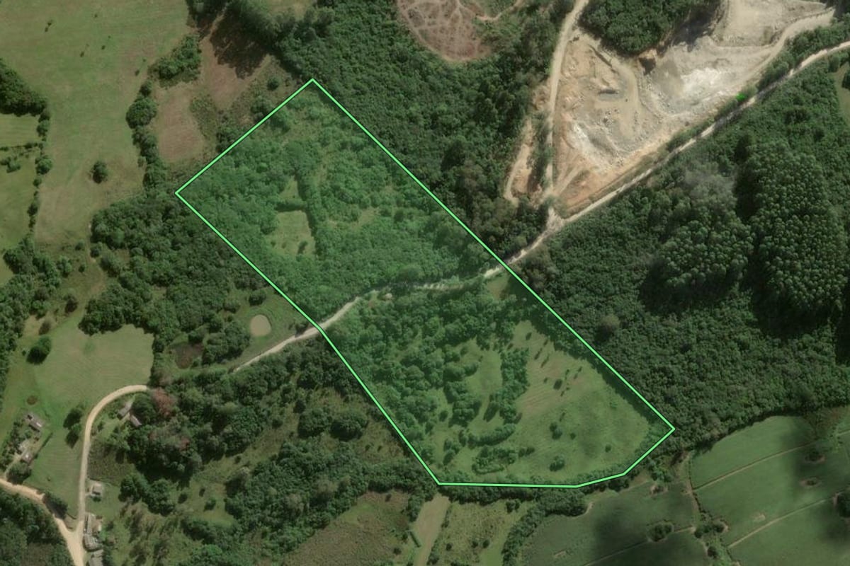 Imagem de satélite do imóvel rural em Pelotas (RS), com o contorno declarado no CAR desenhado por cima.