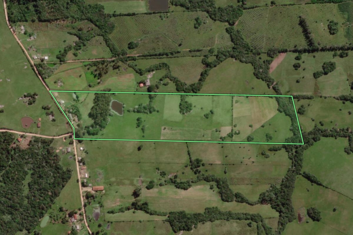 Imagem de satélite do imóvel rural em Pelotas (RS), com o contorno declarado no CAR desenhado por cima.