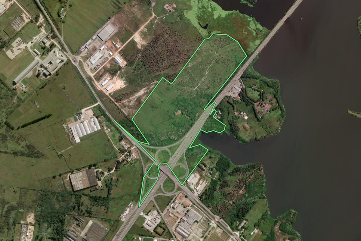 Imagem de satélite do imóvel rural em Pelotas (RS), com o contorno declarado no CAR desenhado por cima.