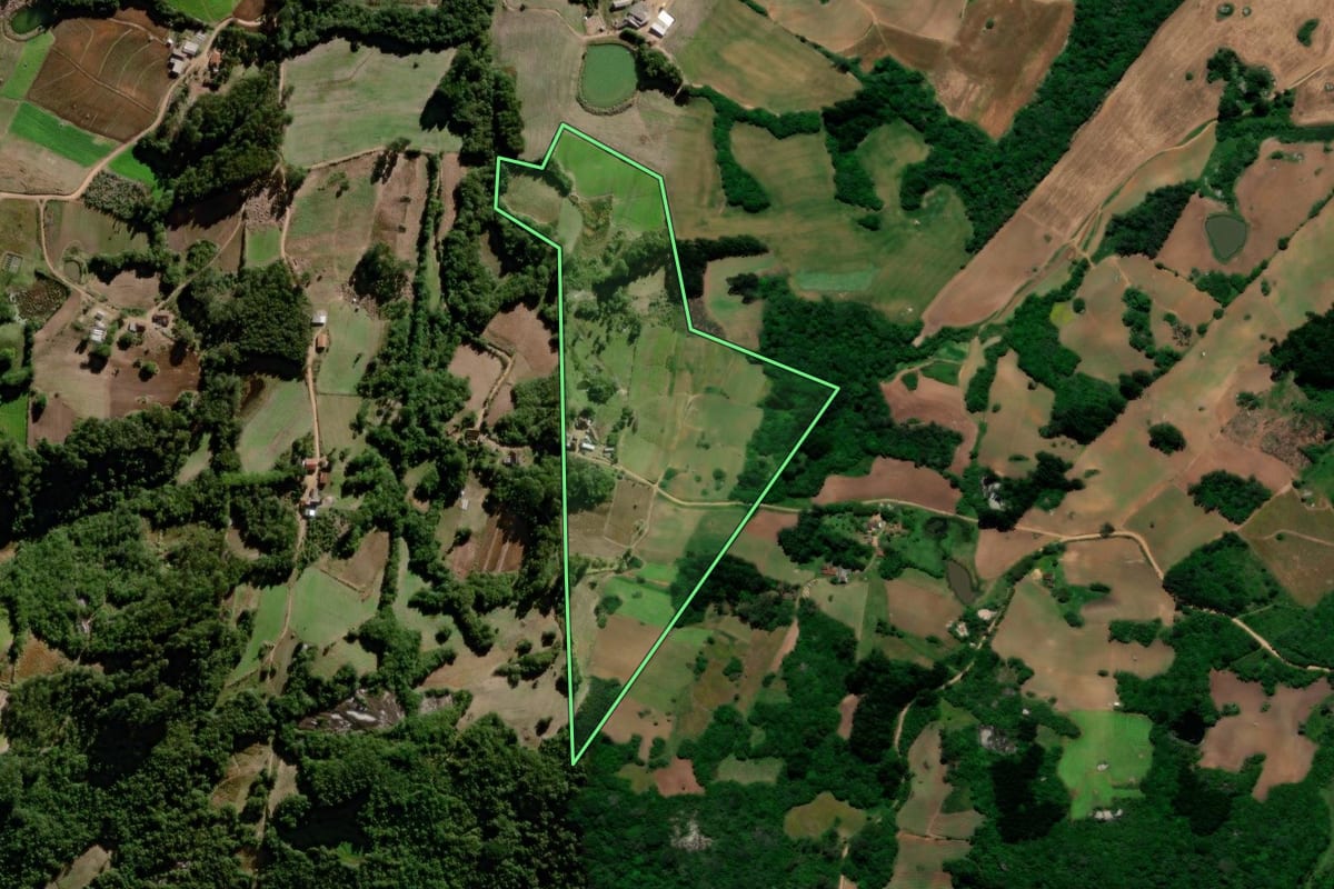 Imagem de satélite do imóvel rural em Pelotas (RS), com o contorno declarado no CAR desenhado por cima.