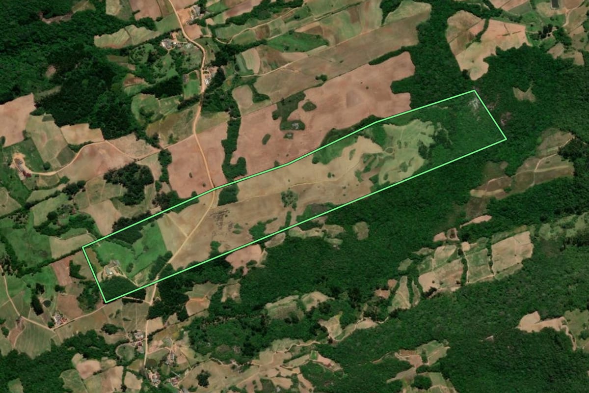 Imagem de satélite do imóvel rural em Pelotas (RS), com o contorno declarado no CAR desenhado por cima.