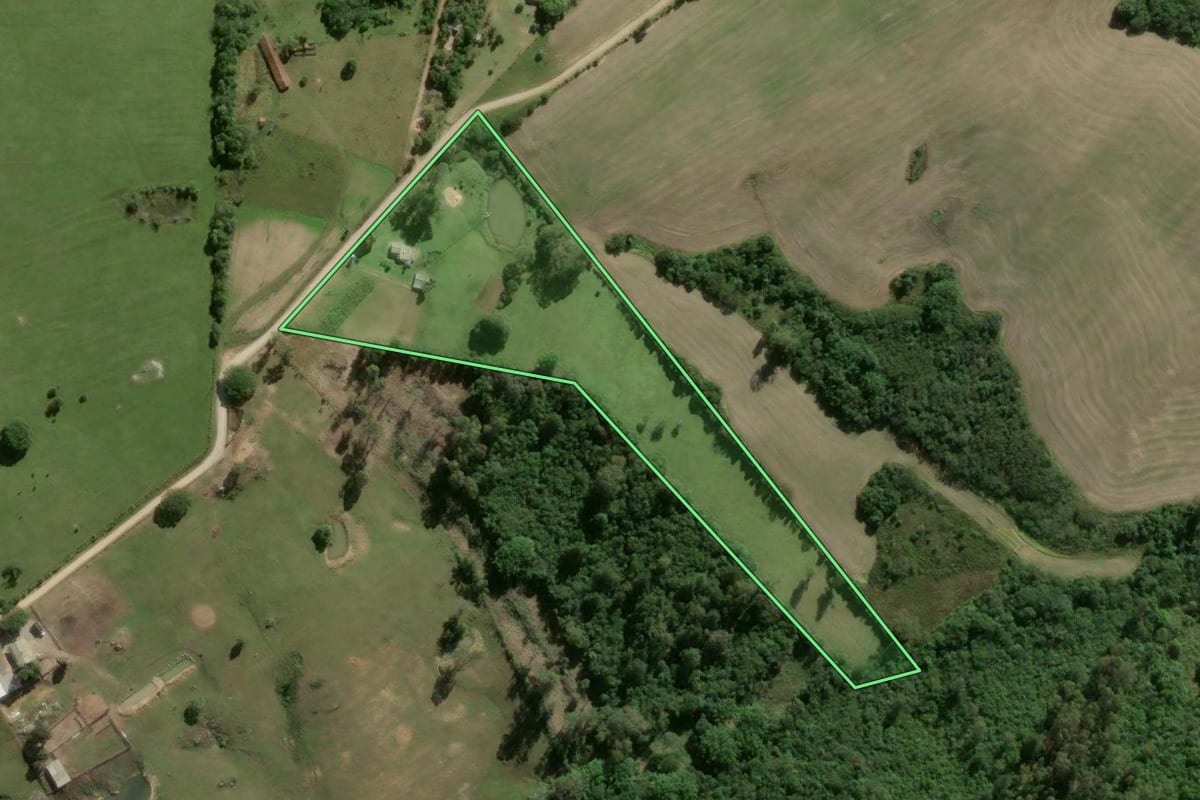 Imagem de satélite do imóvel rural em Pelotas (RS), com o contorno declarado no CAR desenhado por cima.
