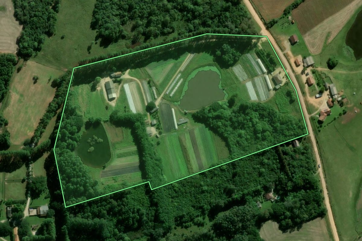 Imagem de satélite do imóvel rural em Pelotas (RS), com o contorno declarado no CAR desenhado por cima.