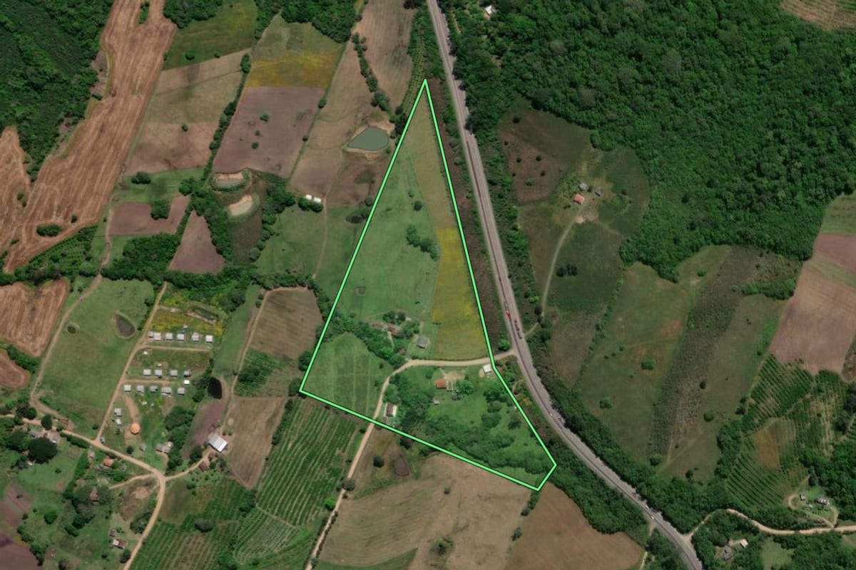 Imagem de satélite do imóvel rural em Pelotas (RS), com o contorno declarado no CAR desenhado por cima.