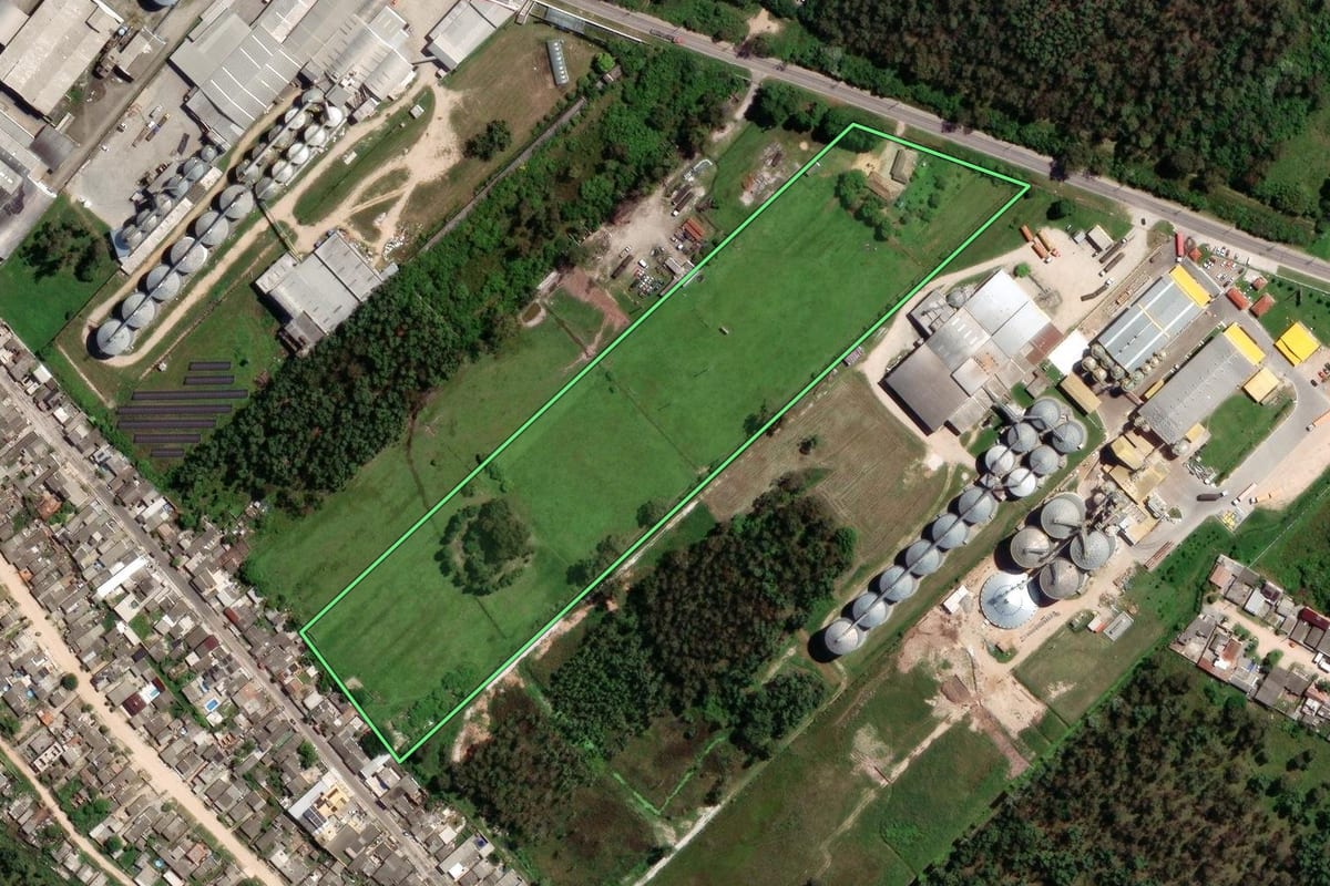 Imagem de satélite do imóvel rural em Pelotas (RS), com o contorno declarado no CAR desenhado por cima.