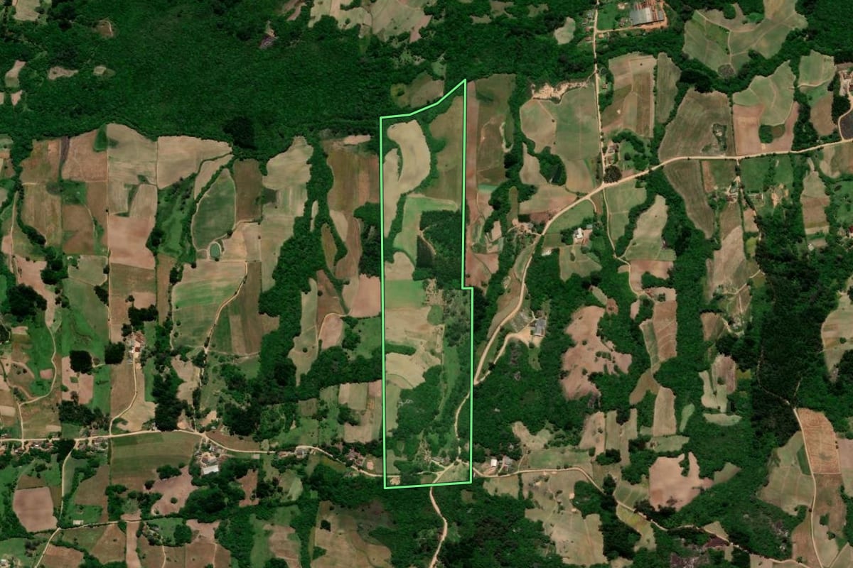 Imagem de satélite do imóvel rural em Pelotas (RS), com o contorno declarado no CAR desenhado por cima.