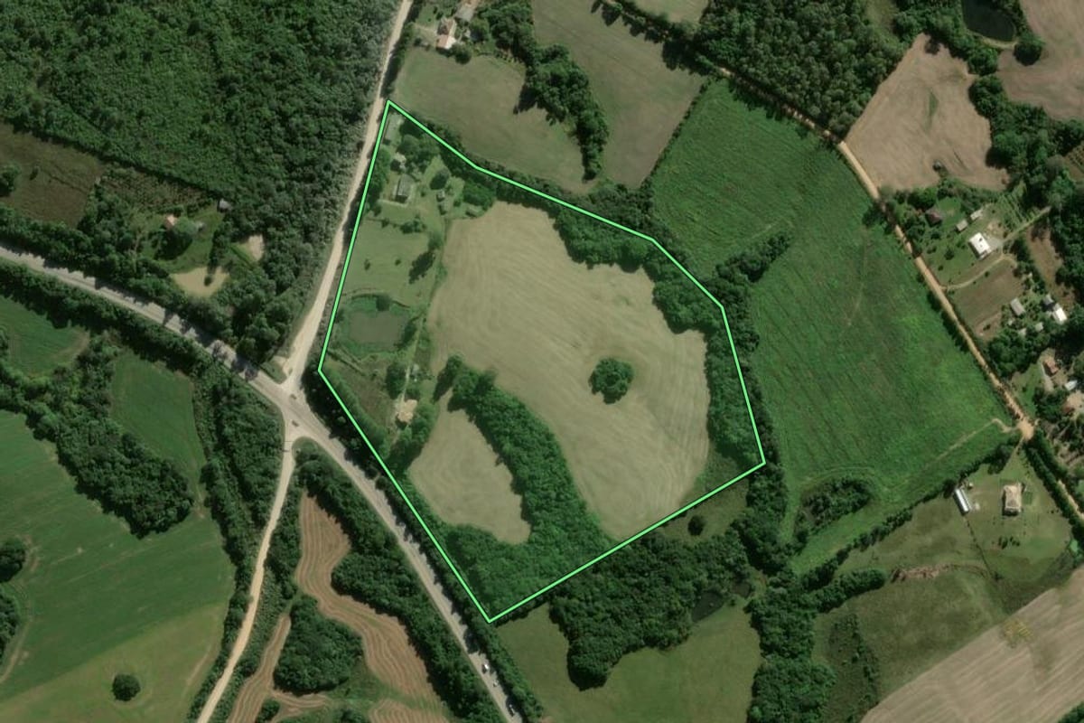 Imagem de satélite do imóvel rural em Pelotas (RS), com o contorno declarado no CAR desenhado por cima.