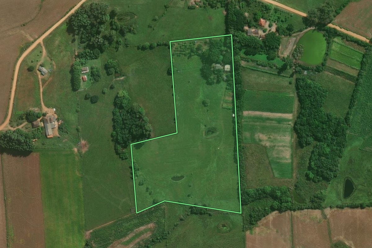 Imagem de satélite do imóvel rural em Pelotas (RS), com o contorno declarado no CAR desenhado por cima.
