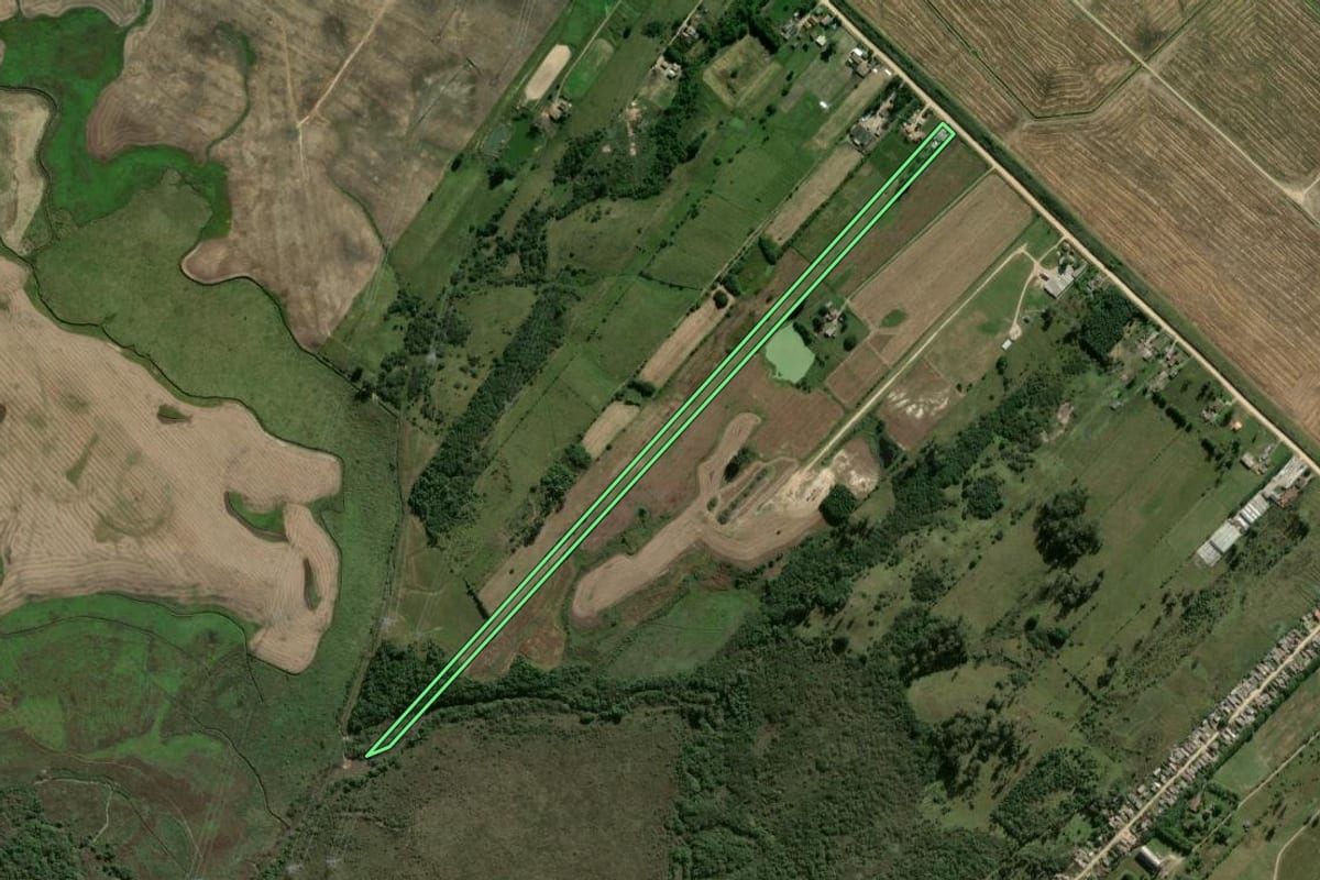 Imagem de satélite do imóvel rural em Pelotas (RS), com o contorno declarado no CAR desenhado por cima.