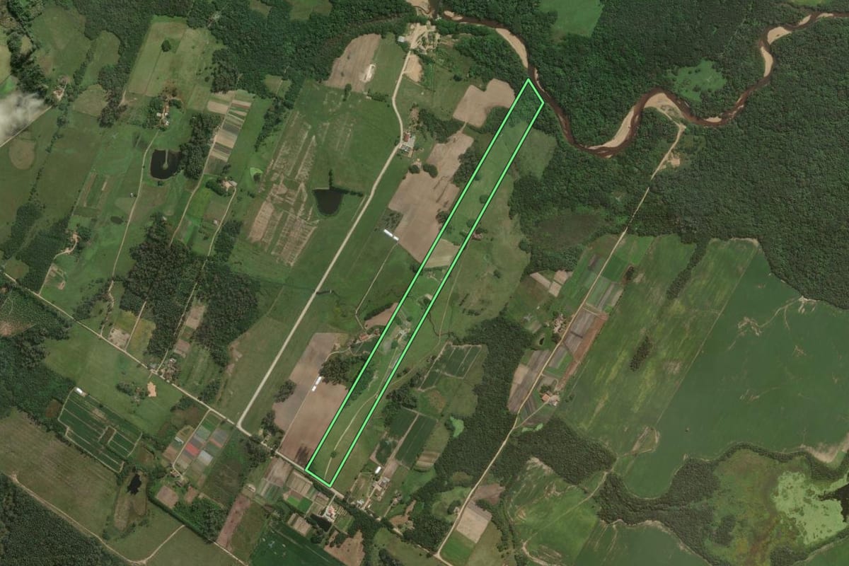 Imagem de satélite do imóvel rural em Pelotas (RS), com o contorno declarado no CAR desenhado por cima.