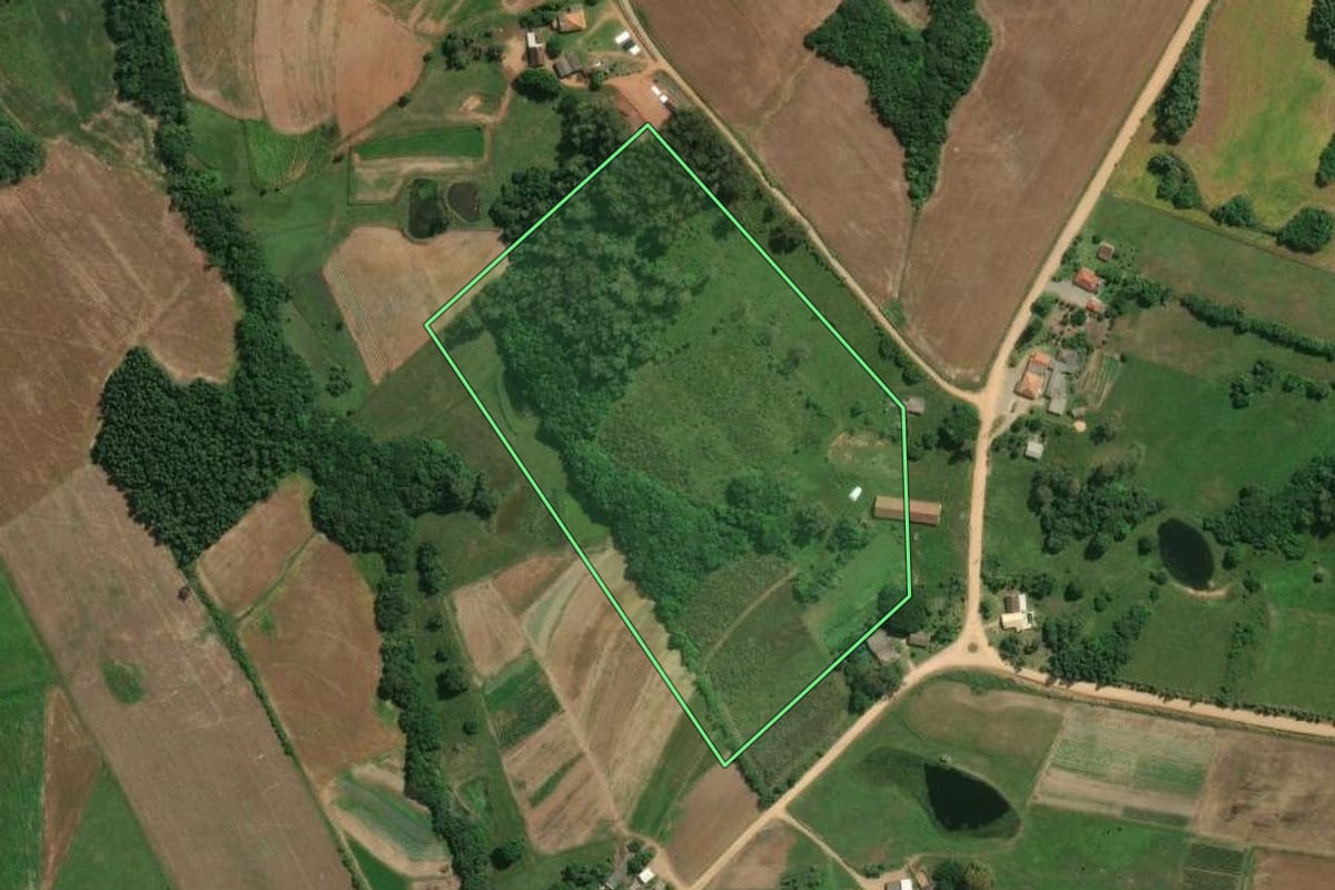 Imagem de satélite do imóvel rural em Pelotas (RS), com o contorno declarado no CAR desenhado por cima.