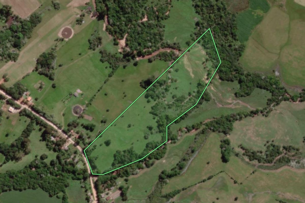 Imagem de satélite do imóvel rural em Pelotas (RS), com o contorno declarado no CAR desenhado por cima.