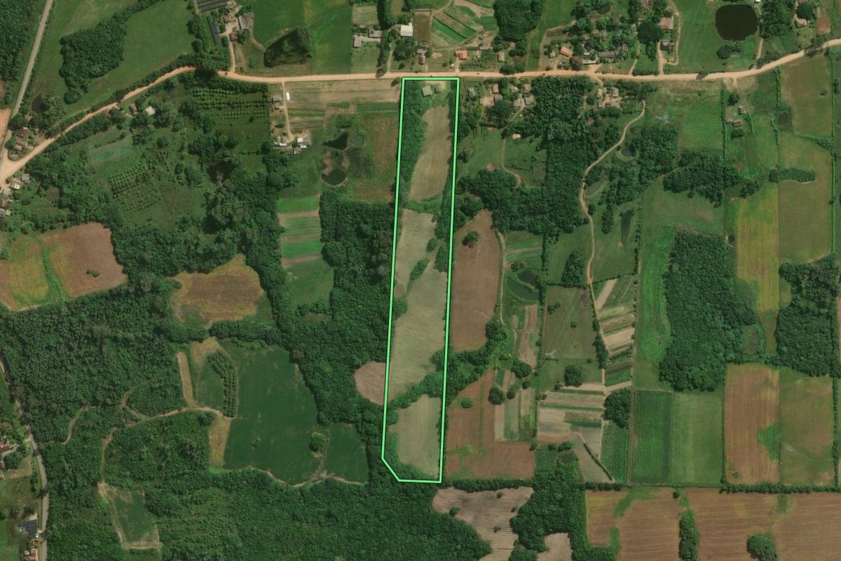Imagem de satélite do imóvel rural em Pelotas (RS), com o contorno declarado no CAR desenhado por cima.