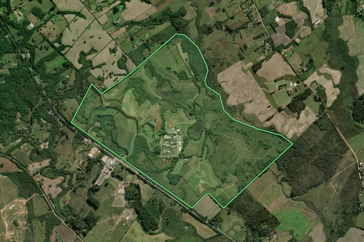 Imagem de satélite do imóvel rural em Pelotas (RS), com o contorno declarado no CAR desenhado por cima.