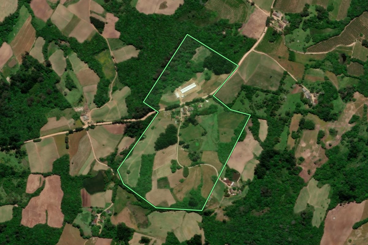 Imagem de satélite do imóvel rural em Pelotas (RS), com o contorno declarado no CAR desenhado por cima.