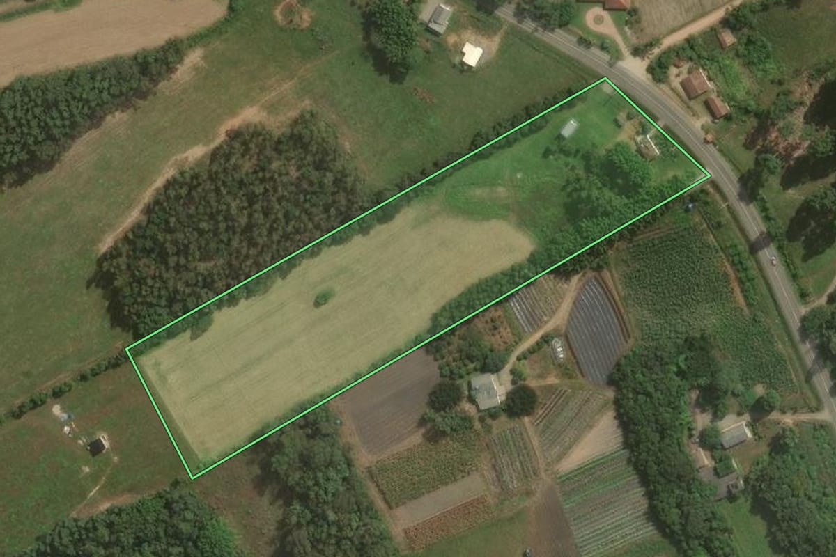Imagem de satélite do imóvel rural em Pelotas (RS), com o contorno declarado no CAR desenhado por cima.
