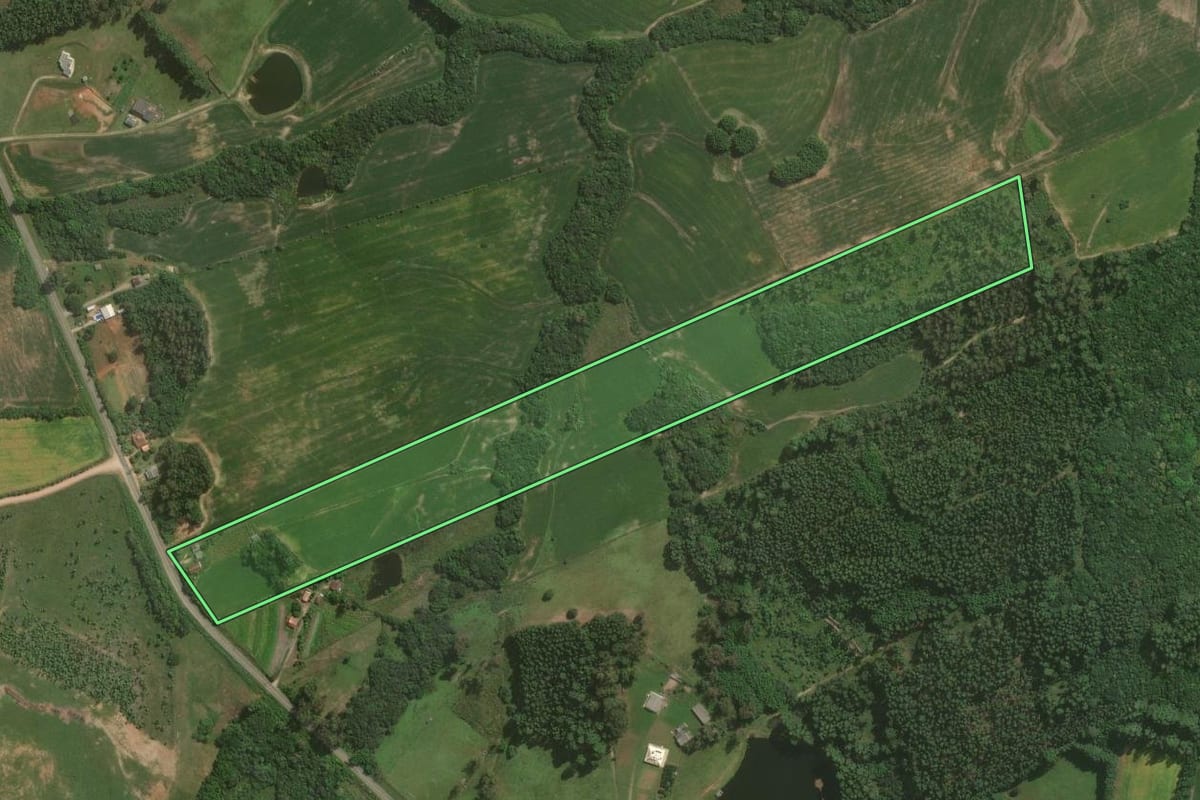 Imagem de satélite do imóvel rural em Pelotas (RS), com o contorno declarado no CAR desenhado por cima.