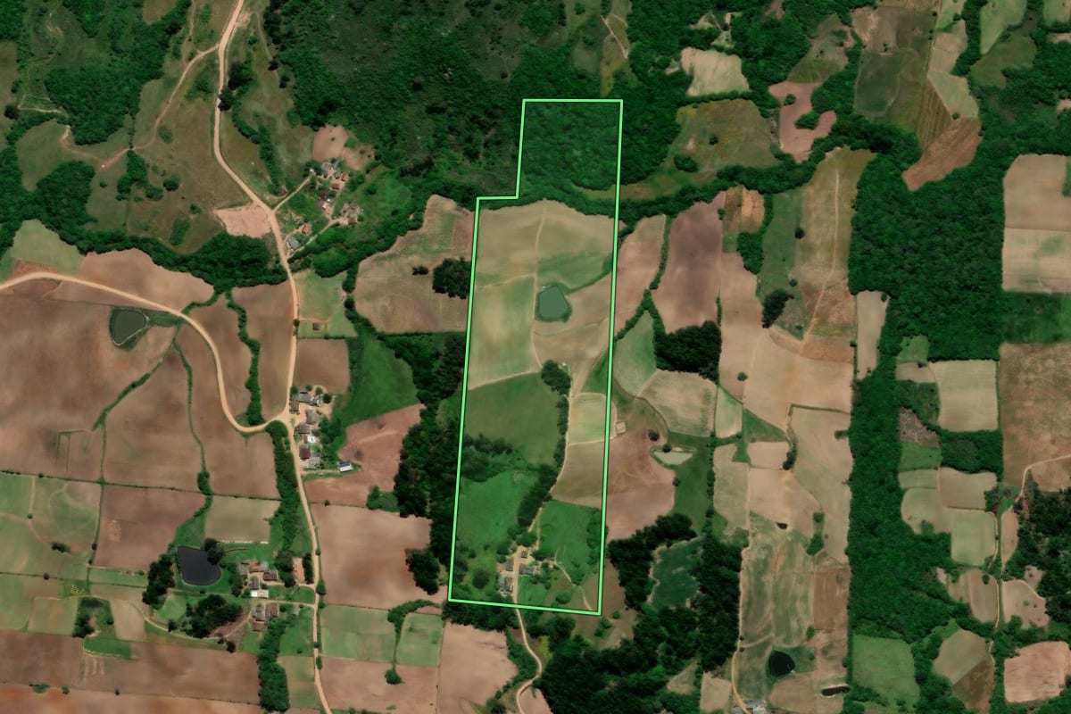 Imagem de satélite do imóvel rural em Pelotas (RS), com o contorno declarado no CAR desenhado por cima.
