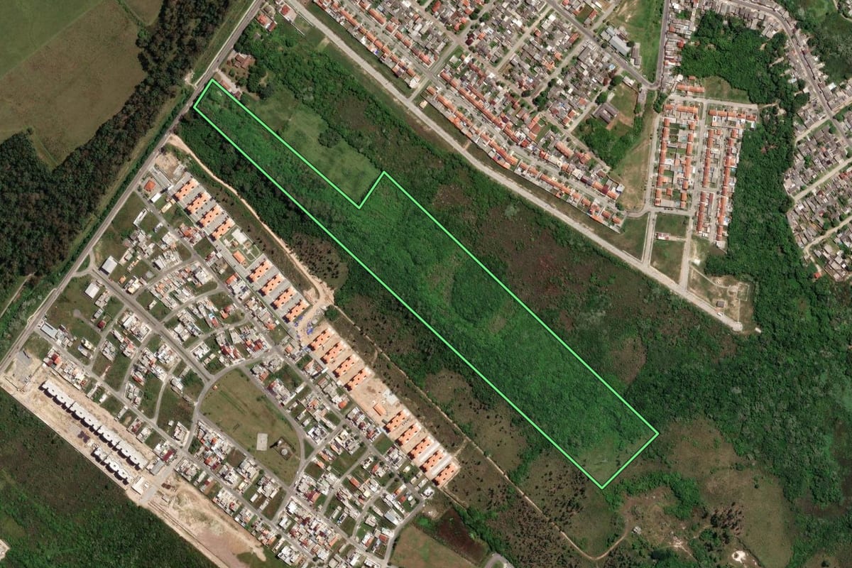 Imagem de satélite do imóvel rural em Pelotas (RS), com o contorno declarado no CAR desenhado por cima.
