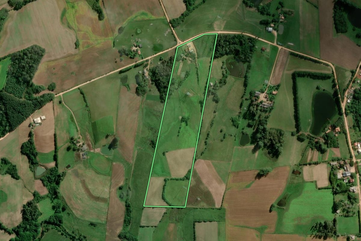 Imagem de satélite do imóvel rural em Pelotas (RS), com o contorno declarado no CAR desenhado por cima.