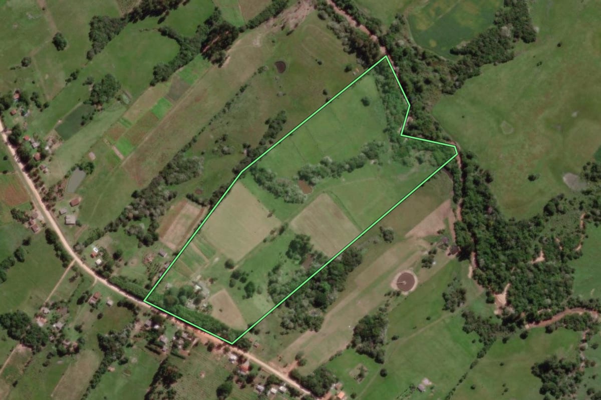 Imagem de satélite do imóvel rural em Pelotas (RS), com o contorno declarado no CAR desenhado por cima.