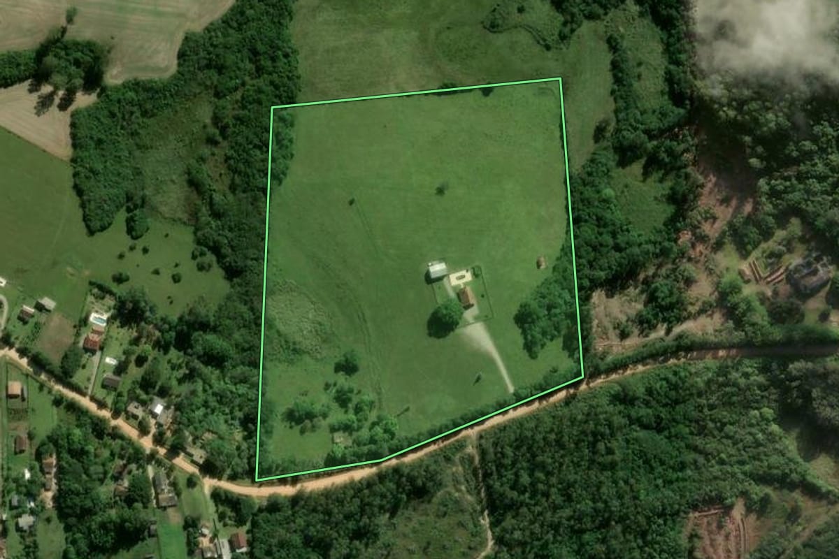 Imagem de satélite do imóvel rural em Pelotas (RS), com o contorno declarado no CAR desenhado por cima.