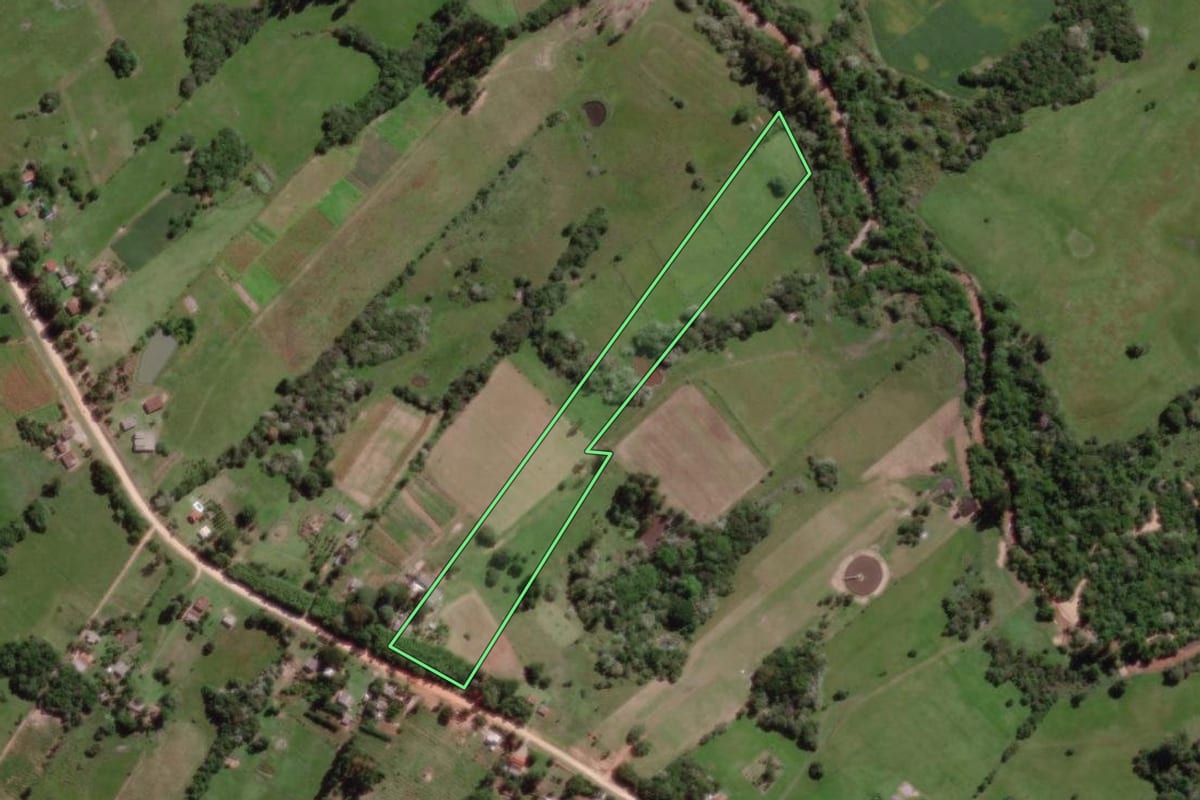 Imagem de satélite do imóvel rural em Pelotas (RS), com o contorno declarado no CAR desenhado por cima.
