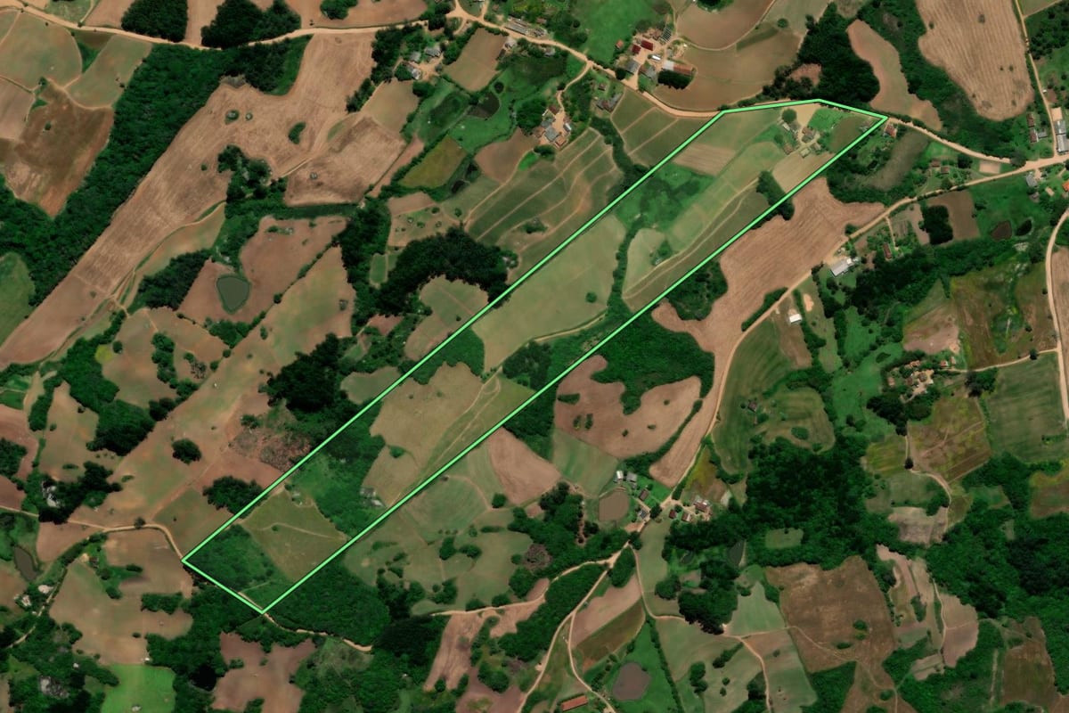 Imagem de satélite do imóvel rural em Pelotas (RS), com o contorno declarado no CAR desenhado por cima.