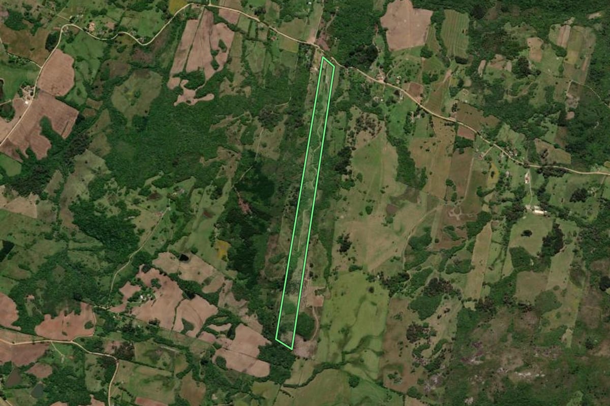 Imagem de satélite do imóvel rural em Pelotas (RS), com o contorno declarado no CAR desenhado por cima.