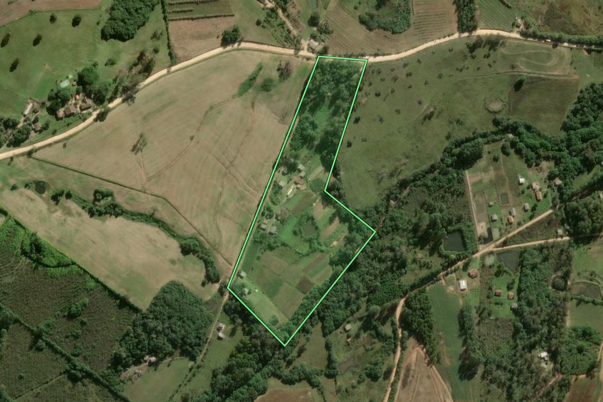 Imagem de satélite do imóvel rural em Pelotas (RS), com o contorno declarado no CAR desenhado por cima.