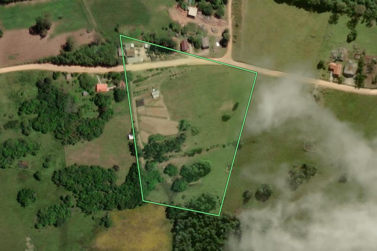 Imagem de satélite do imóvel rural em Pelotas (RS), com o contorno declarado no CAR desenhado por cima.